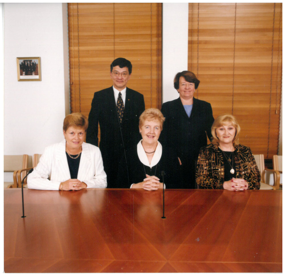 Community Affairs References Committee, 2000. Standing L-R: Senators Tsebin Tchen and Meg Lees. Seated L-R: Senators Sue Knowles [Deputy Chair], Rosemary Crowley [Chair] and Brenda Gibbs.