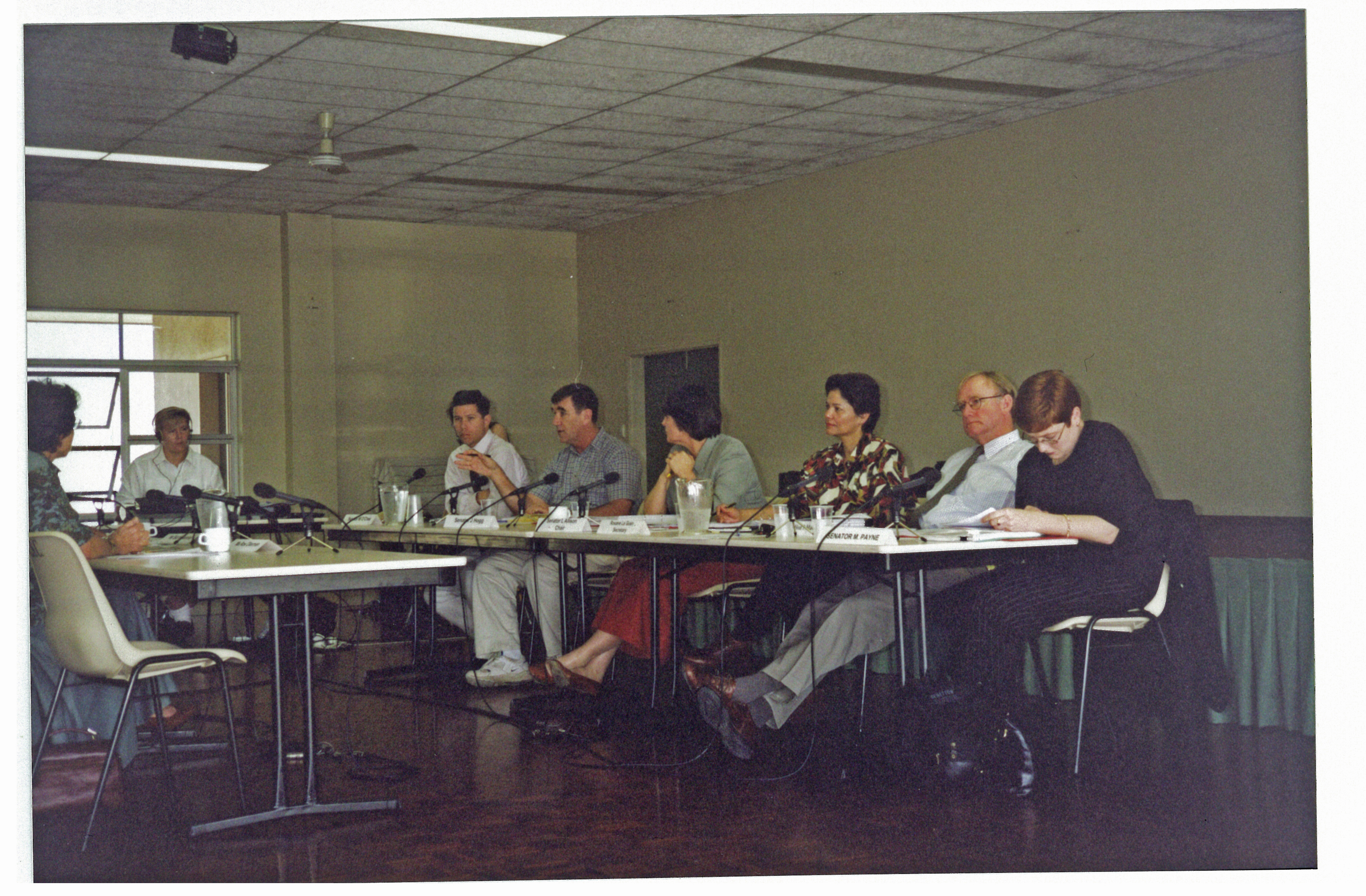 \x3cp\x3eCardwell hearings of the committee, July 1998. L-R: Witness, broadcasting officer and Senators Bill O\'Chee, John Hogg and Lyn Allison [Chair], Roxane Le Guin [Committee Secretary] and Senators Ian MacDonald and Marise Payne.\x3c/p\x3e