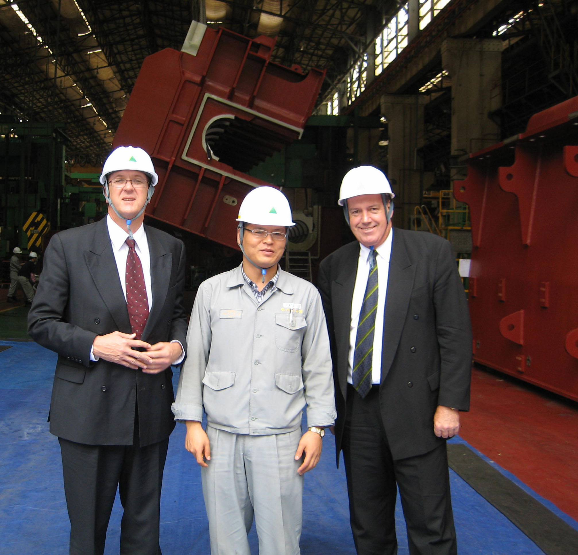 \x3cp\x3eForeign Affairs Defence and Trade Committee members Senators Mark Bishop (L) and David Johnston (R) on delegation at Hyundai Heavy Industries\' shipyard at Ulsan, South Korea, 15 September 2006.\x3c/p\x3e
