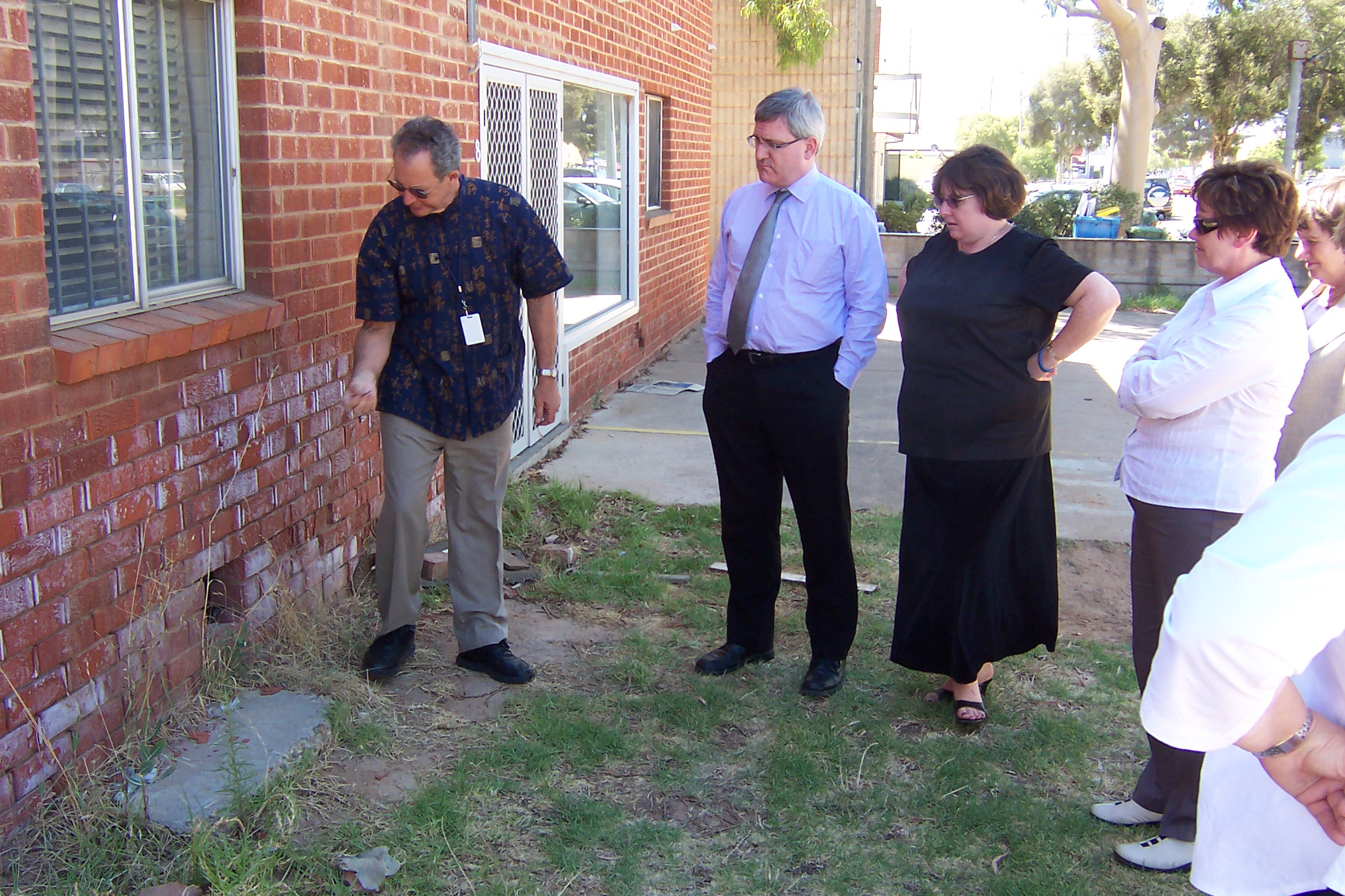 \x3cp\x3eCommittee members inspecting efflorescence (white staining) on a building in Wagga Wagga, 10 February 2006. Senators from right: Judith Adams, Ursula Stephens, Ruth Webber and Andrew Bartlett.\x3c/p\x3e