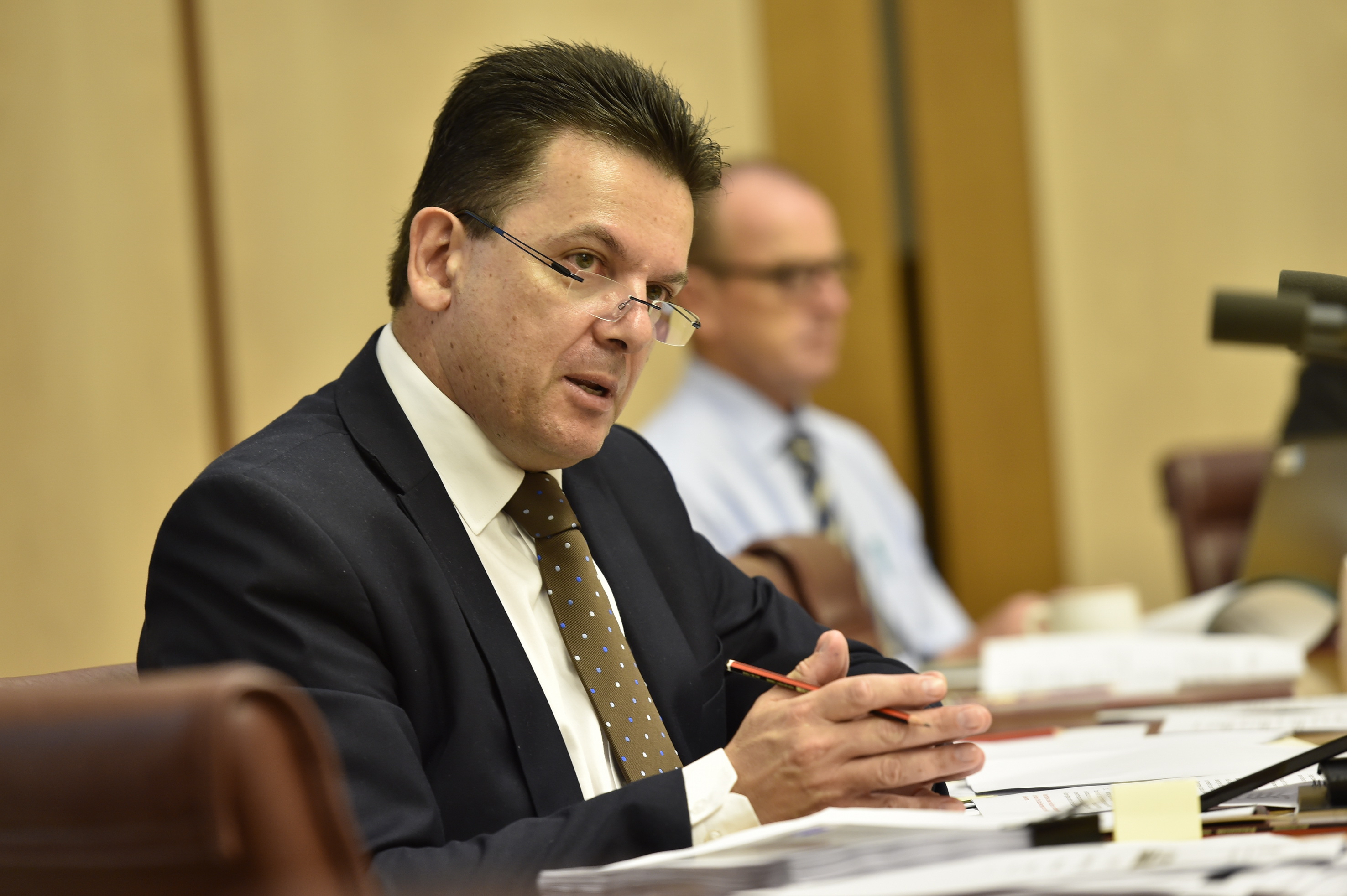 \x3cp\x3eCommittee member Senator Nick Xenophon questioning witnesses during the hearing, 9 February 2016. DPS Auspic.\x3c/p\x3e